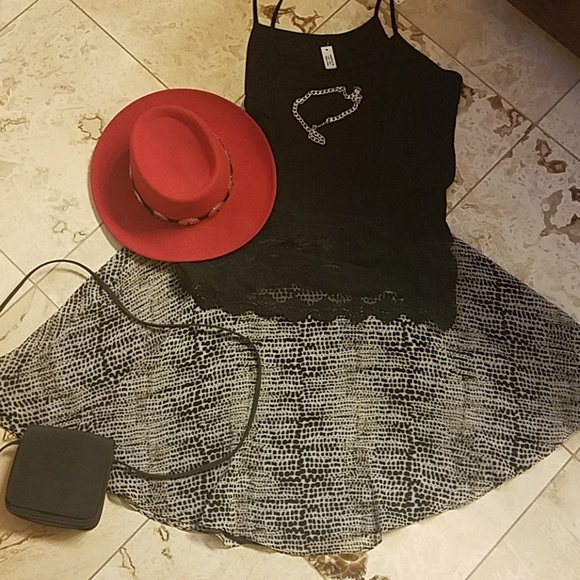 Calvin Klein Dresses & Skirts - NWOT Calvin Klein skirt w/mini-giraffe-type print